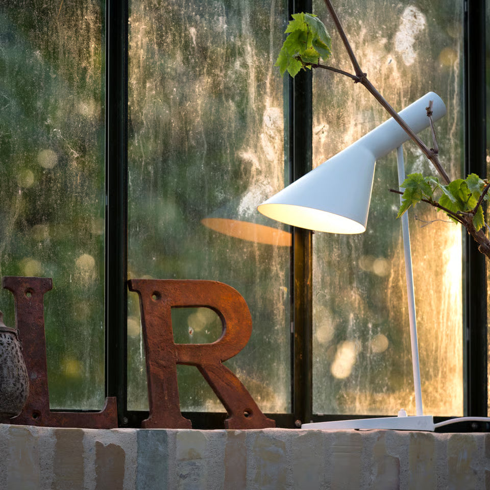 Louis Poulsen AJ Bordslampa Vit – Visningsmodell