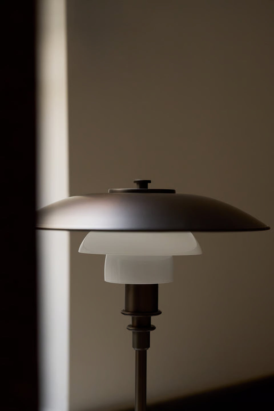 Louis Poulsen PH 3/2 Luna bordslampa – opalglas/mässing